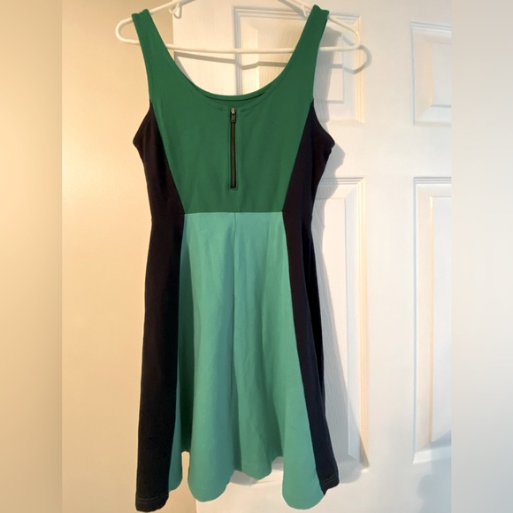 Adorable like new Express color block skater dress - Picture 2 of 2